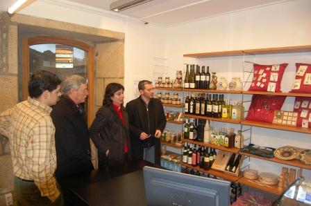 A directora xeral de Comercio observa os stand de Artesanía de Galicia e Productos Ecolóxicos e de D.O., acompañada do xerente de Galicia Calidade, o