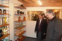 O conselleiro de Innovación e Industria e o xerente de Galicia Calidade observan os produtos de Artesanía de Galicia no novo establecemento